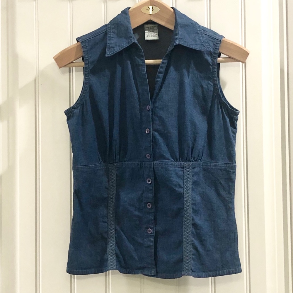 🌈 3/$20! Denim sleeveless fitted button-down top